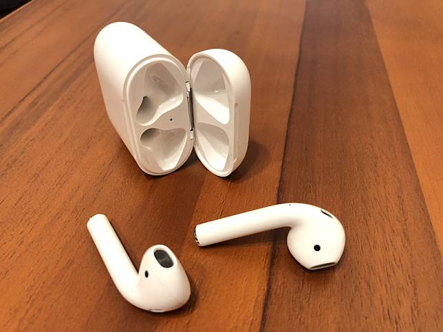 AirPods 清潔></p> 
  <h2><span>如何清潔 AirPods</span></h2> 
  <p>要清潔 AirPods 首先得準備一點小工具：<a href='https://www.cool3c.com/tag/41026' target='_blank'>酒精</a>、棉花棒、擦拭布，如果沒有擦拭布的話可以用細緻一點的布料或者酒精棉片替代。</p> 
  <div> 
    
   <center> 
    <div id=