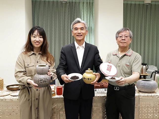 中興大學講座教授曾志正（圖右）與博士生卓千棻（圖左），分別針對烏龍茶與普洱茶內含的成分茶飢素、消脂素之保健功效進行科學實證研究。（圖片來源：中興大學提供）