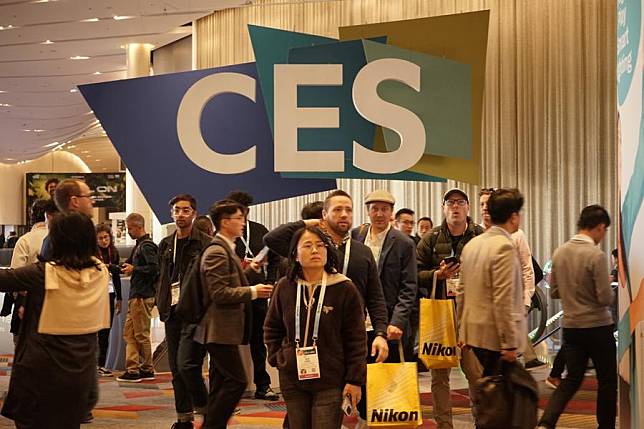 People visit the 2024 Consumer Electronics Show (CES) in Las Vegas, the United States, Jan. 11, 2024. (Photo by Zeng Hui/Xinhua)