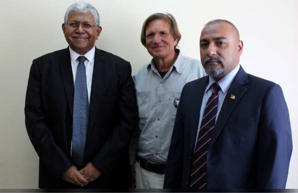 馬來西亞駐馬達加斯加榮譽領事札希拉札（右），生前與馬來西亞調查人員阿斯蘭．汗（Aslam Khan）（左）和美國「殘骸獵人」布蘭．吉布森合影。（網路截圖：news.com.au/Blaine Gibson/Facebook）