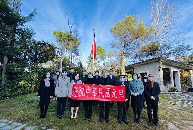 駐西班牙代表處2022年元旦在駐西代表職務宿舍舉行 升旗典禮。駐西代表劉德立夫婦暨全體館員眷於國旗 前合影。 （駐西代表處提供） 中央社 111年1月1日  
