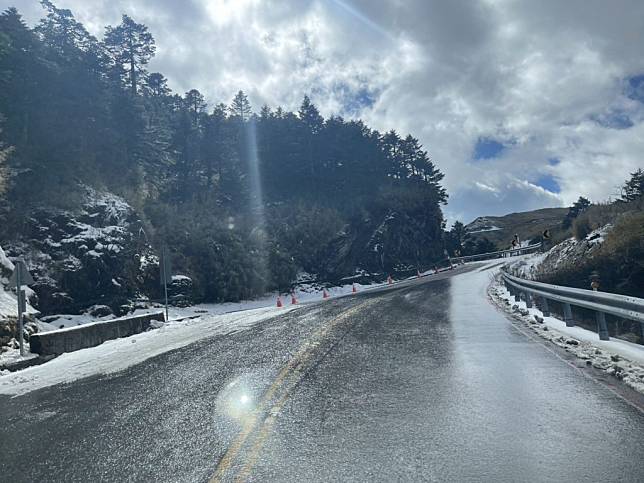 合歡山二十四日凌晨短暫降雪，公路局宣布台十四甲線翠峰至大禹嶺路段再度預警封閉。（公路局提供）