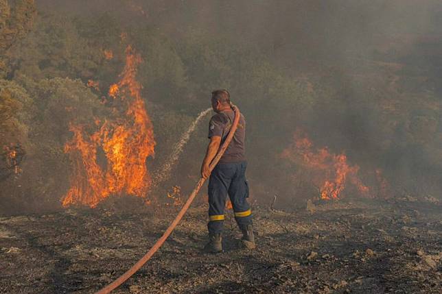 希臘的羅德島發生火災，消防員正在滅火。 圖：達志影像/路透社