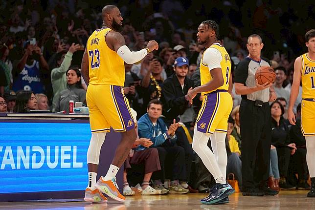 LeBron James（左）與兒子Bronny James在家鄉克里夫蘭首度父子同場得分。（達志影像資料照）