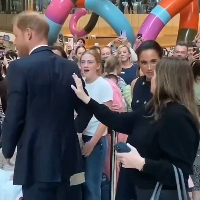 梅根用不太友善的眼神，盯著幕僚莎拉福斯莫看。（翻攝X@that_1）