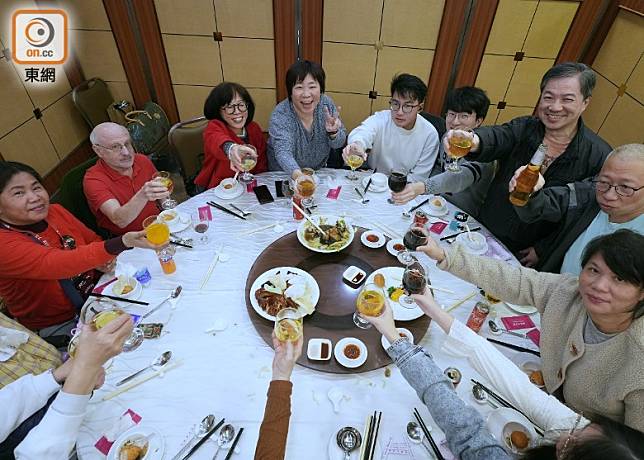 「飲杯！」在年廿九大除夕，傳統上一家人會吃團年飯迎新歲。(黃仲民攝)