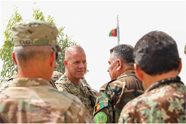 美軍證實，坎達哈刺殺行動造成史麥利准將（左2）受傷。圖為他先前參與阿富汗任務照片。（取自美國陸軍網站）
