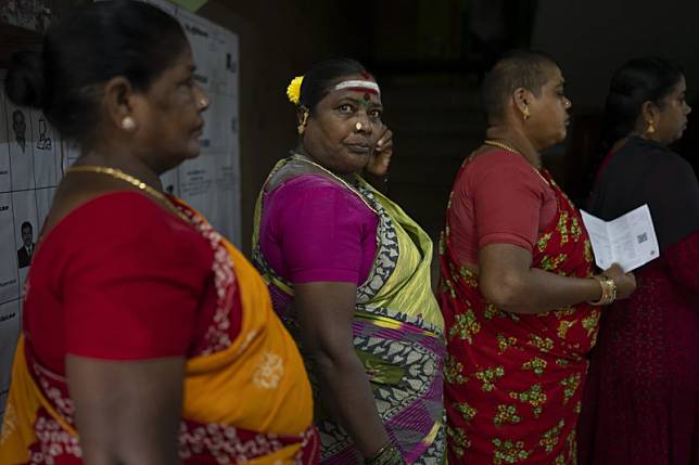 2024年4月19日，印度大選正式開跑，南部泰米爾納德邦清奈市的選民排隊等待投票（美聯社）