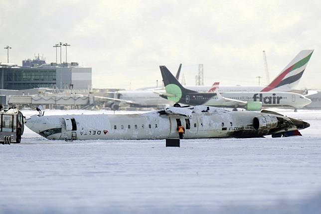 達美航空客機在加拿大降落時，遭遇強風翻覆，但幸未造成嚴重傷亡。（美聯社）