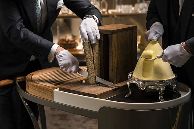 Bread service at Alain Ducasse at Morpheus (Photo: City of Dreams, Macau)