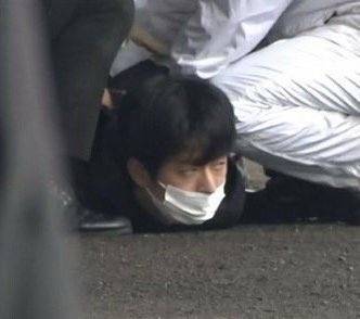 日本首相岸田文雄15日為眾議員補選站台，在和歌山縣的漁港遭24歲青年木村隆一丟擲自製炸彈襲擊。隨即被壓制逮捕。 圖：擷取自推特@bakusai_com