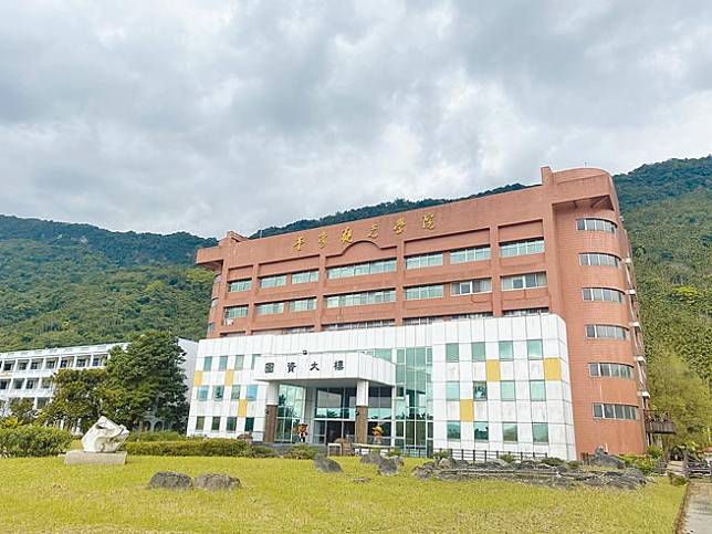 私立台灣觀光學院退場後，將7棟建築及13.8公頃校地全部捐贈給空中大學。這是台灣第一所私校退場後願意將校產捐給國家，可望成為私校退場的典範。（本報資料照片）