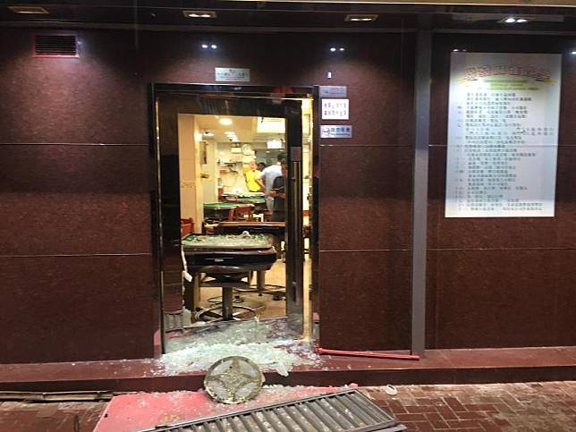 二陂坊一間麻雀店遭示威者破壞玻璃大門(商台新聞 陳曉盈攝)