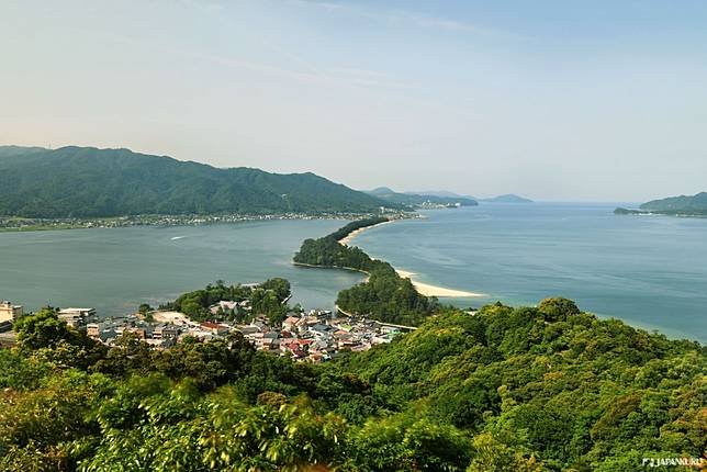 
<p>通往天堂之路，是什麼模樣？乘著電車，自京都車站出發，莫約2小時便能來到這傳說中有條天堂之路的「天橋立」。這一因地殼堆積作用，而在阿蘇海上形成的狹長沙洲，全場約3.6公里，上頭生長了多達8000多棵的松樹，一直蔓延到海天之際，由此而得名。<b><a href=