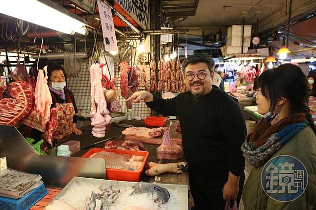 James經常到濱江市場外的「肉良」宜蘭黑毛豬專賣店購買五花肉。