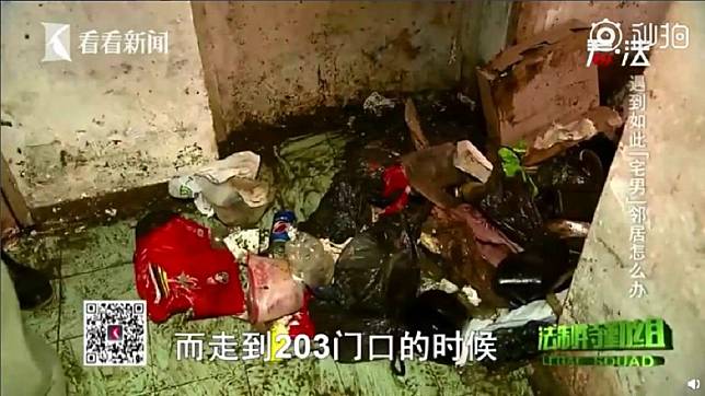 上海一名男子長年足不出戶，垃圾和排泄物堆積在家滿到腰部，散發出陣陣惡臭。(圖／翻攝自看看新聞)