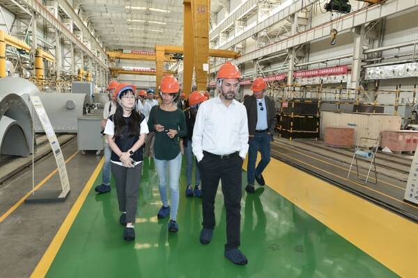 Photo shows representatives of foreign media visiting an assembly workshop of Shaanxi Blower (Group) Co., Ltd. (Shaangu Group) in Lintong manufacturing park in Xi'an City of Shaanxi Province, Sept. 10, 2024.