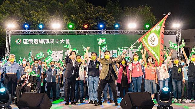 民進黨立委余天今晚出席林佳龍三重區競選總部成立大會，奮力幫林佳龍揮動戰旗。（圖／林佳龍競總提供）