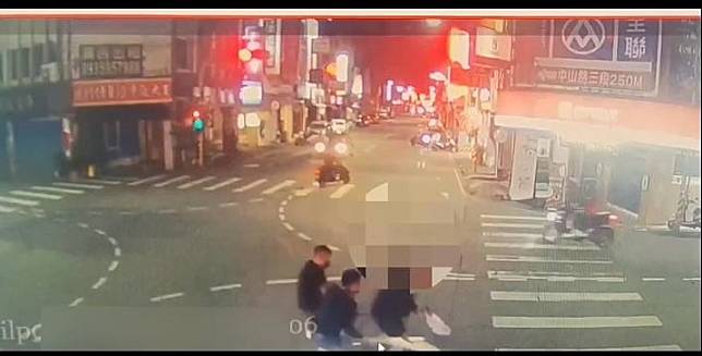 三名黑衣人在宜蘭市中山路當街持球棒毆人、砸車，行徑十分囂張，警方說，已掌握犯嫌身分，將儘速查緝到案，朝向治平方向偵辦。（宜蘭警分局提供）