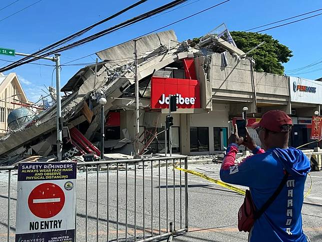 菲律賓南部外海8日清晨發生規模7.8強烈地震，至少已經造成32人死亡，超過200人受傷。（圖／美聯社／達志影像）