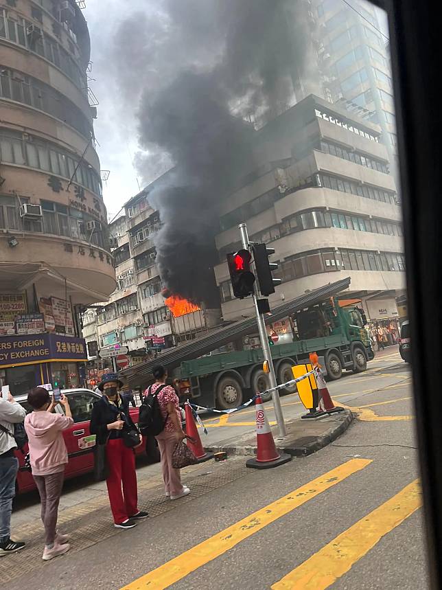 油麻地佐敦道37C至37D號一低層單位發生火警，火舌及大量濃煙由窗戶湧出 (網上圖片)