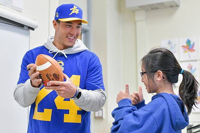 NFL star Taylor Rapp signs a football for a student at Castelar Street Elementary School last year. Photo: Handout