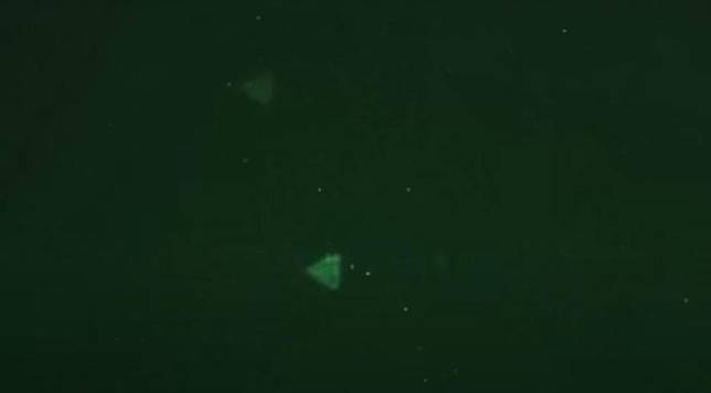 美國國會睽違50年舉辦UFO聽證會，五角大廈證實影片真實性，但稱發光三角形為無人機。（翻攝 YouTube The War Zone）
