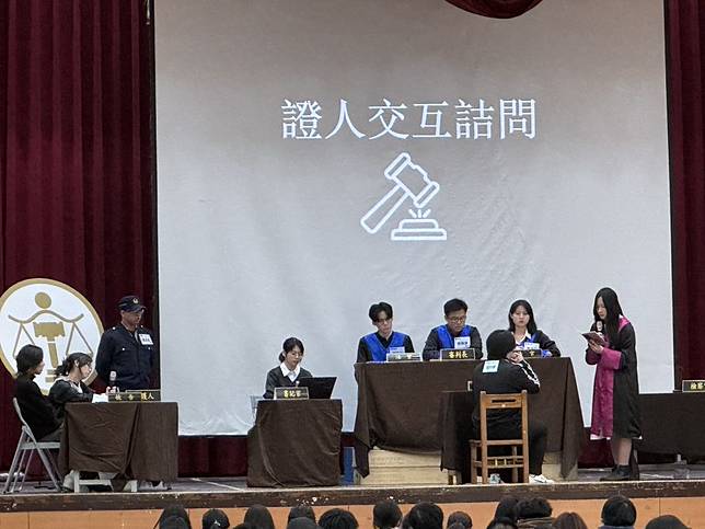 世新大學法律服務隊至台北市萬芳高中模擬法庭演出實況。 （教育部提供）