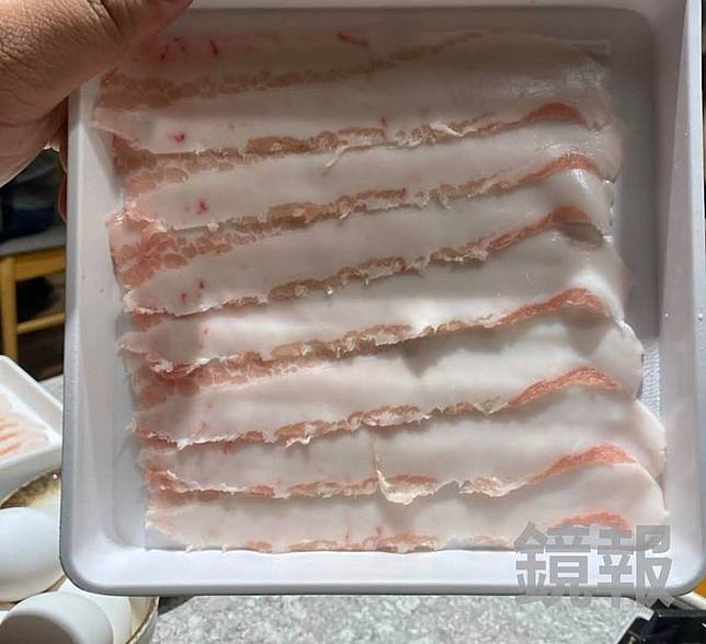 有民眾貼出在高雄某壽喜燒得暴風雪花牛，也是油花滿滿。畫面翻攝threads www539833