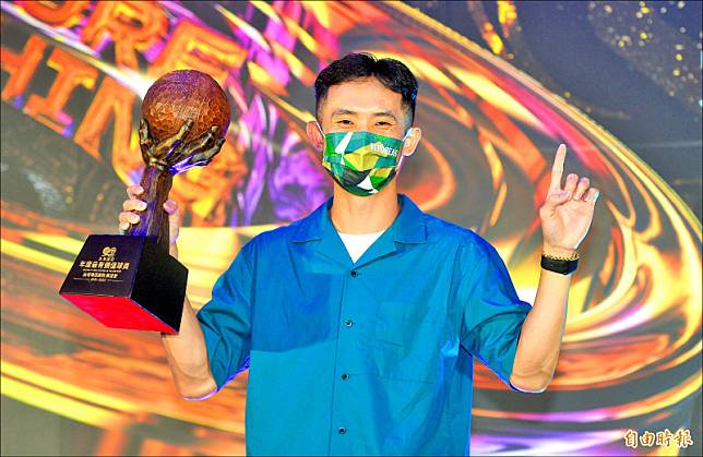 T1聯盟昨舉辦元年頒獎典禮，台啤英熊蔣淯安勇奪年度MVP。(記者林正堃攝)