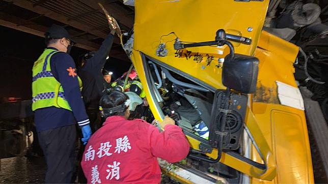 南投縣信義鄉公所清潔隊一輛垃圾車10日晚間結束勤務返隊途中，行經愛國橋頭附近不慎墜落橋下，車頭被擠壓在車體下方嚴重變形，40多歲金姓男駕駛一度受困。（民眾提供）中央社記者蕭博陽南投縣傳真114年3月10日