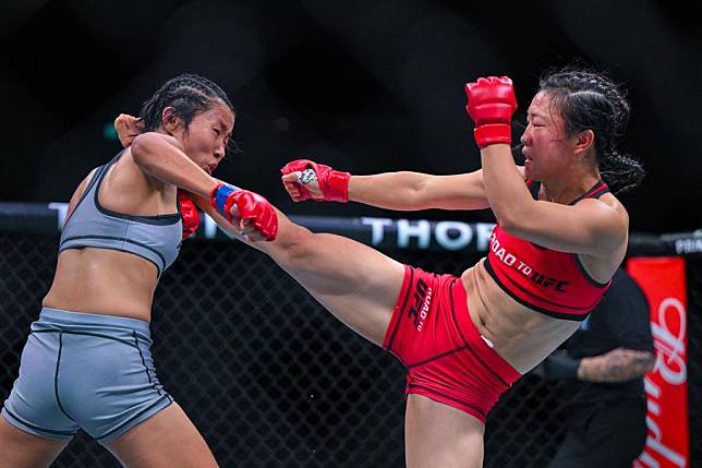 Shi Ming (L) of China fights against Feng Xiaocan of China during the women's strawweight final of the UFC Fight Night in Macao, China, Nov. 23, 2024. (Xinhua/Zhang Jinjia)