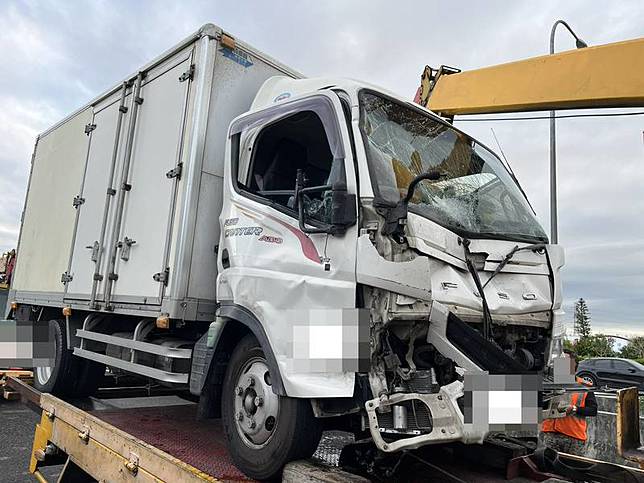 國道1號北上北斗段15日發生車禍，施男駕駛自小貨車追撞內線車道1輛轎車，因撞擊力道大，車體碎片飛散到南下車道，擊中許男駕駛租賃小客車，造成4人輕傷送醫。（警方提供）中央社記者吳哲豪傳真114年3月16日