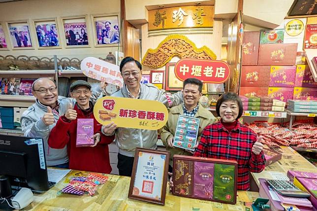 桃園市長張善政視察中壢舊城再生特色老店及文化資產館舍。圖：市府提供