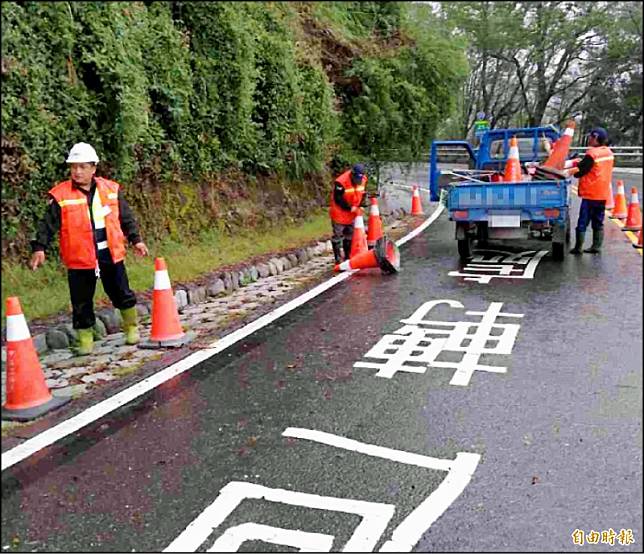 公路總局於梅山整備道路。(記者黃旭磊攝)