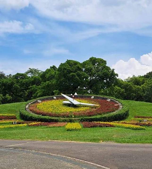 國民黨台北市議員應曉薇18日會勘萬華區青年公園，發現多項設施因疏於管理而毀損，甚至連園內花鐘也都停擺。（國民黨台北市議員應曉薇提供）中央社記者黃麗芸傳真 112年7月19日  
