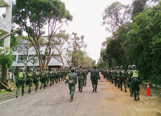 陸軍206旅軍事訓練207梯役男，日前實施期末鑑測的武裝行軍項目。（陸軍206旅提供）