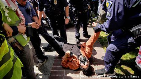 南加州大學的一名示威者被警方拘捕