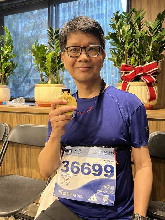 侯文詠在5年行醫期間，經歷了400～500名病人的離世，而他親自經手的有200～300人，許多病人的故事都被他記錄在私人筆記本中。(圖/翻攝自侯文詠臉書)