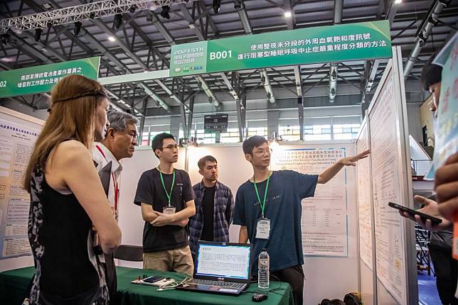 第五屆綠點子國際發明暨設計競賽在嘉南藥理大學熱鬧登場，選手說明自己的作品。（記者張淑娟攝）