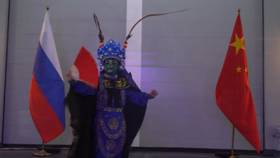 中俄2025海上聯合演習啟動，雙方在海上文化交流。（圖／大陸央視）