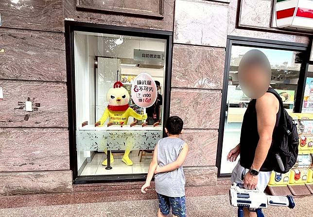 神秘巨型小黃雞出沒多間7-ELEVEN，路過民眾好奇圍觀。（圖／翻攝自網路）