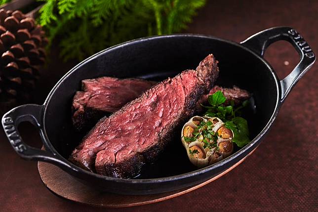 牛排界經典中的經典-美國頂級老饕牛排，油花分布均勻兼具嫩度，練就味蕾星級體驗款。(圖/教父牛排)