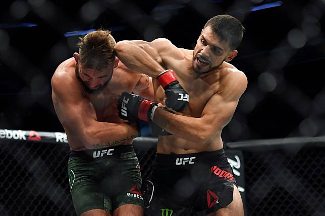 Yair Rodriguez (red) fights Jeremy Stephens (blue) in their featherweight bout during UFC Fight Night at the TD Garden. Photo: Bob DeChiara-USA TODAY Sports