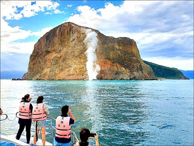 龜山島龜首噴出大量磺煙，目擊遊客驚呼好壯觀。(圖：簡逢均提供)