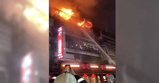 快訊／北投公寓5樓被烈焰吞噬　大批警消馳援滅火