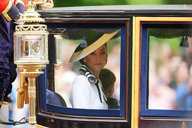 凱特王妃搭乘馬車，沿著林蔭大道前往倫敦皇家騎兵衛隊閱兵場。（AP）