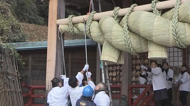 出雲大社福井分院在21日進行更換注連繩的作業。（圖／NNN）