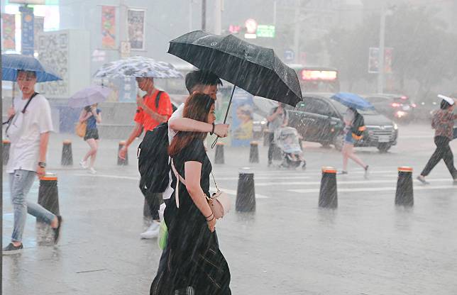 ▲中央氣象局對雙北發布豪雨特報。（圖／記者葉政勳攝 ,