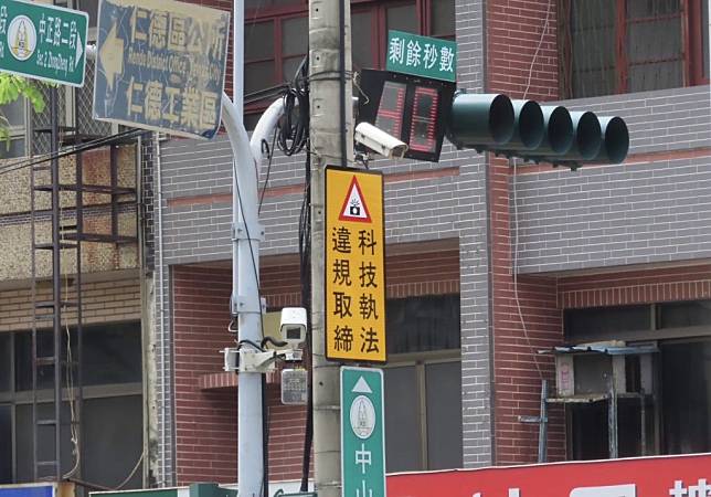 七月一日南市十處科技執法路口正式啟用，將針對「車輛行經路口不停讓行人」、「不依車道行駛」等違規進行取締。 (讀者提供)